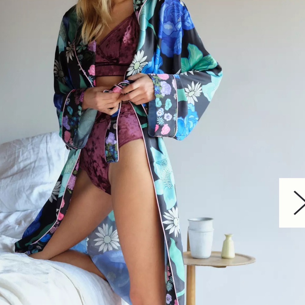 NWT Karen Mabon Robe in “Wisteria” Print, size medium